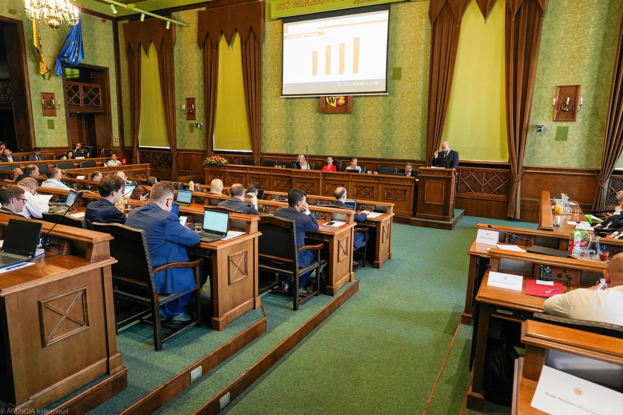 Zdjęcie Ile zarabia radny osiedla we Wrocławiu? Zaskakujące kwoty i fakty