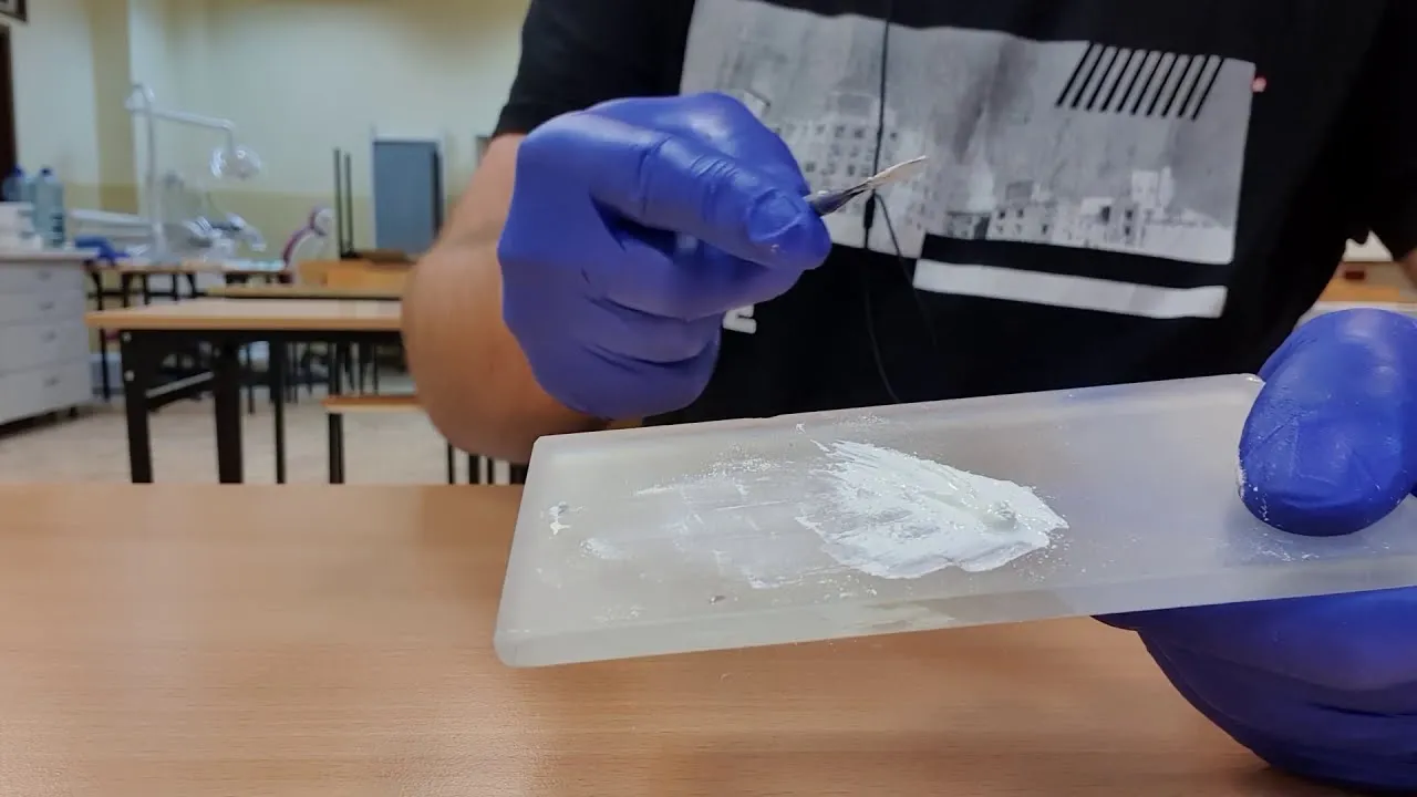 Zdjęcie Ile schnie cement dentystyczny? Poznaj czasy schnięcia i czynniki wpływające