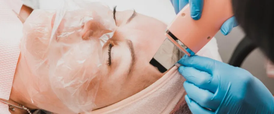 Zdjęcie Jak zrobić peeling kawitacyjny w domu i uniknąć błędów pielęgnacyjnych