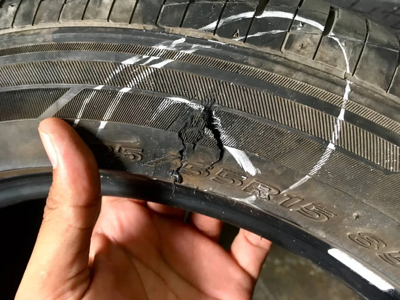 Zdjęcie Flanco neumático dañado: riesgos y cómo evitar accidentes graves