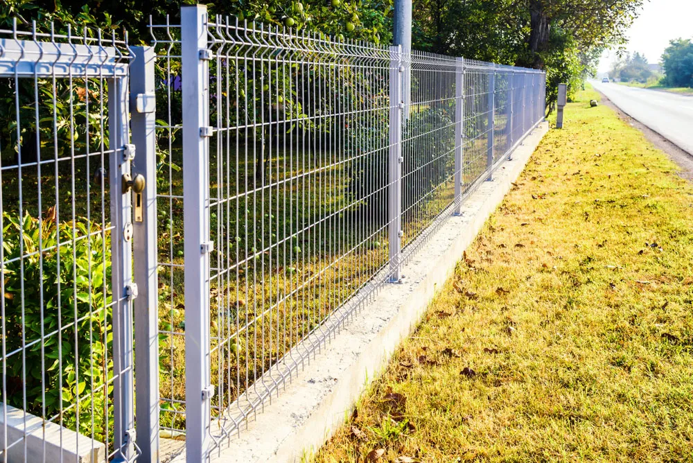 Zdjęcie Jak tanio i legalnie podwyższyć ogrodzenie panelowe bez problemów