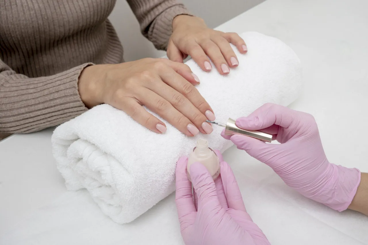 Zdjęcie Ile trzyma manicure? Odkryj trwałość różnych rodzajów manicure
