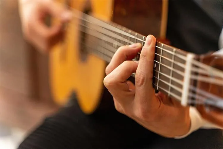 Zdjęcie Jak zagrać swoją pierwszą piosenkę na gitarze? Poradnik dla początkujących