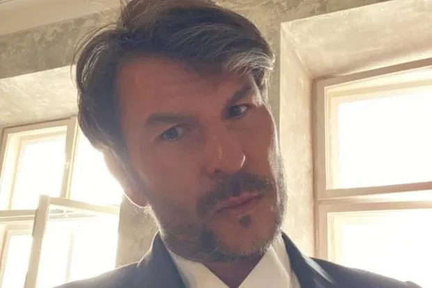 Zdjęcie Tom Grabowski: poznaj gwiazdę 40 kontra 20 i jego historię