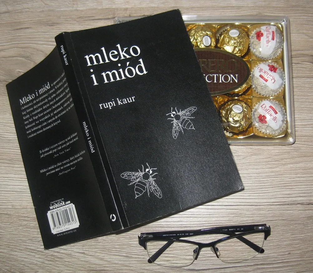 Zdjęcie O czym jest książka Mleko i miód? Tematyka, przesłanie i emocje w poezji Rupi Kaur