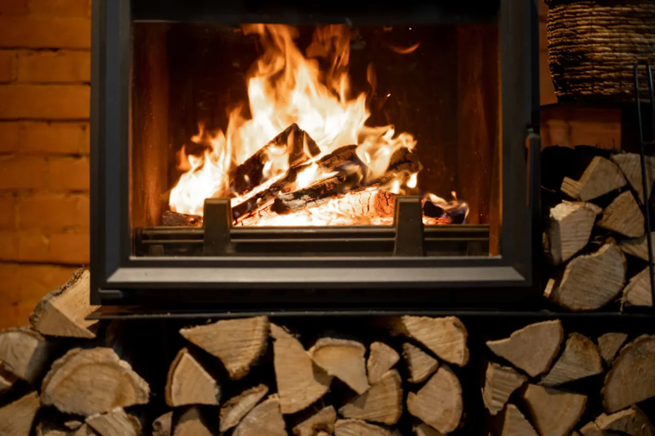 Zdjęcie Czym najlepiej palić w kominku, aby uniknąć dymu i strat ciepła