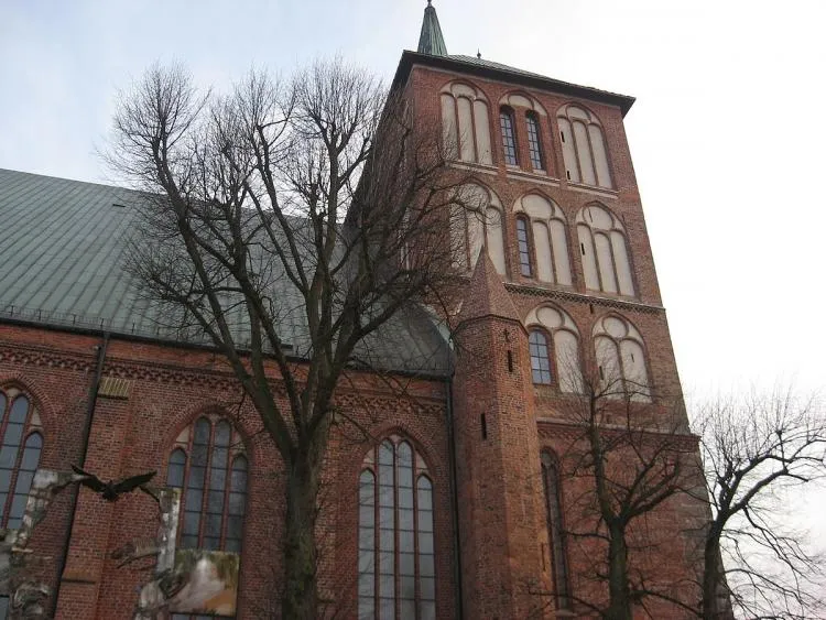 Zdjęcie Dlaczego kolumny w katedrze kołobrzeg są krzywe? Historia i tajemnice