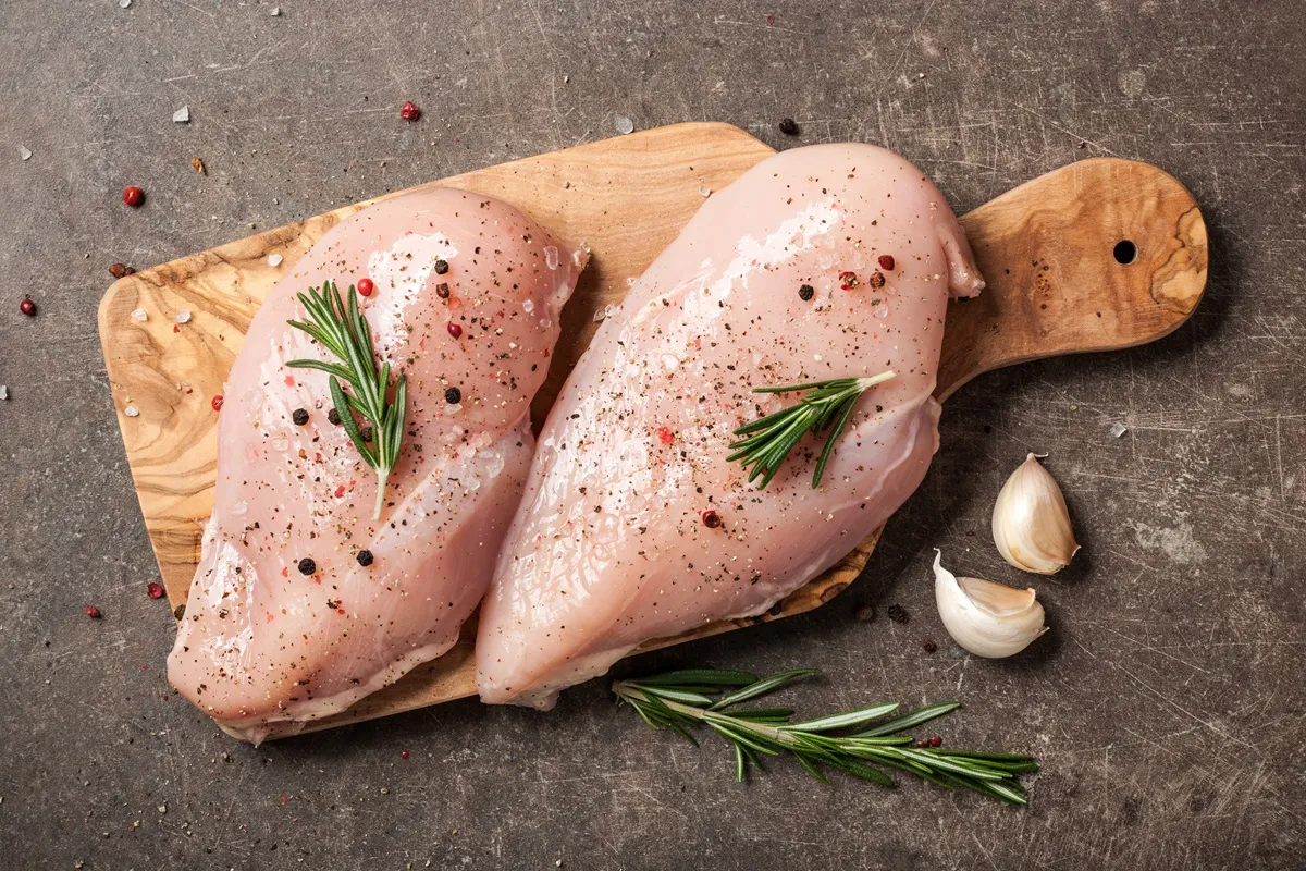 Zdjęcie Ile kcal ma kurczak? Zaskakujące różnice w kaloryczności mięsa
