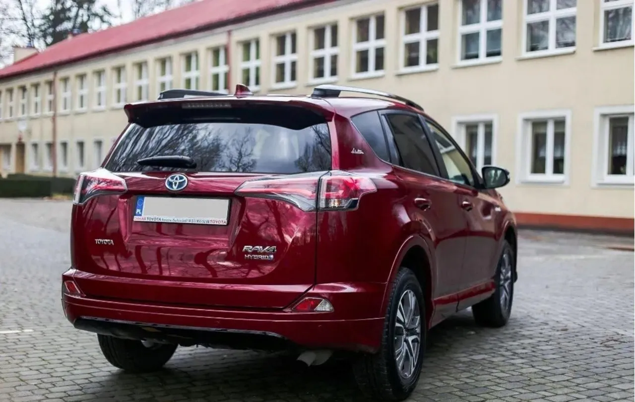 Zdjęcie Toyota RAV4 hybryda czy benzyna – która wersja jest tańsza w utrzymaniu?