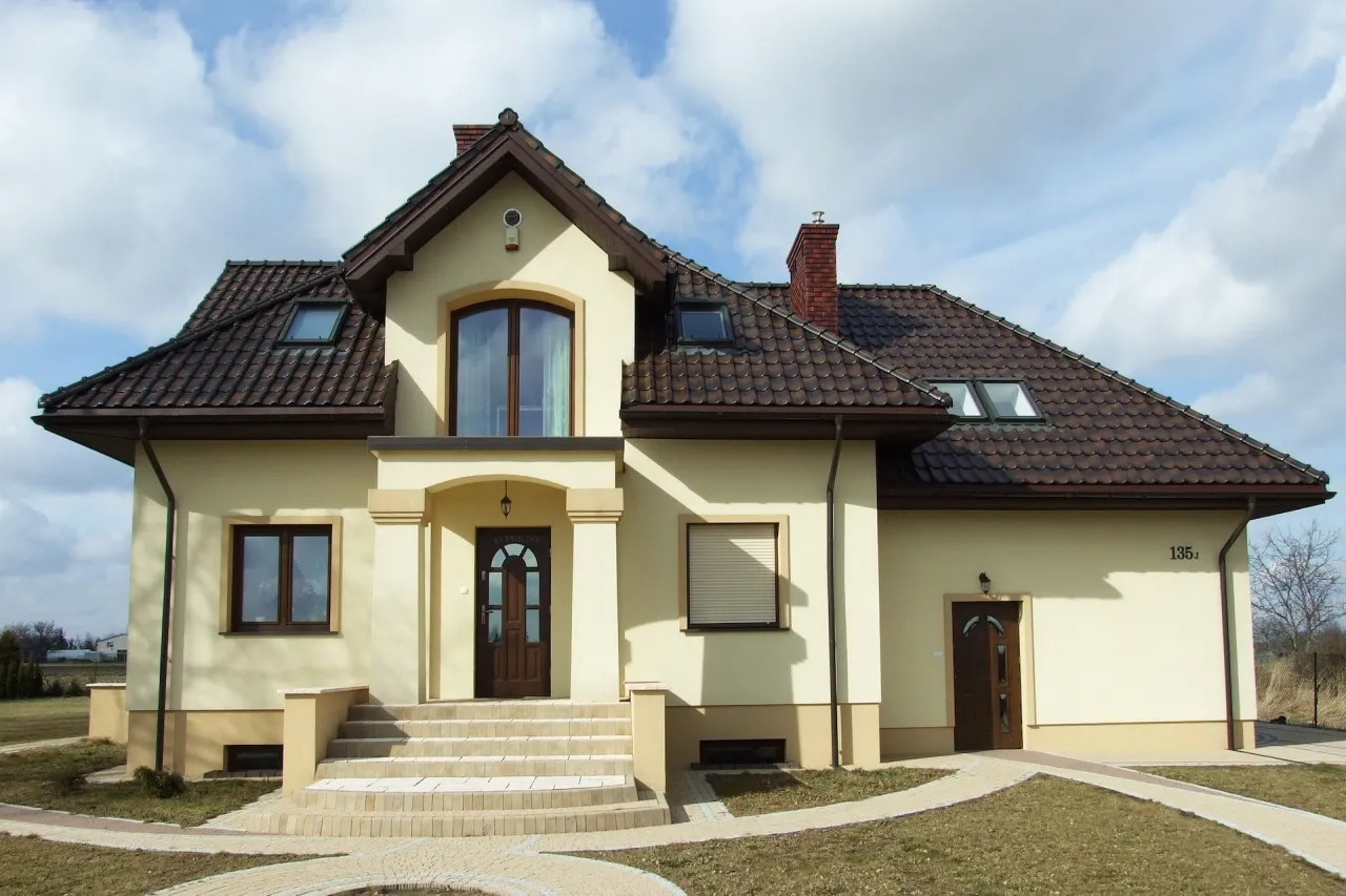 Zdjęcie Najlepsze kolory elewacji do brązowego dachu i efektywne symulacje