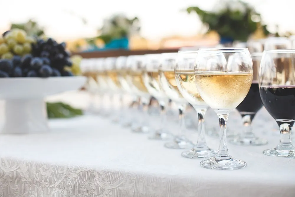 Zdjęcie Ile alkoholu na wesele? Sprawdź, jak uniknąć marnotrawstwa