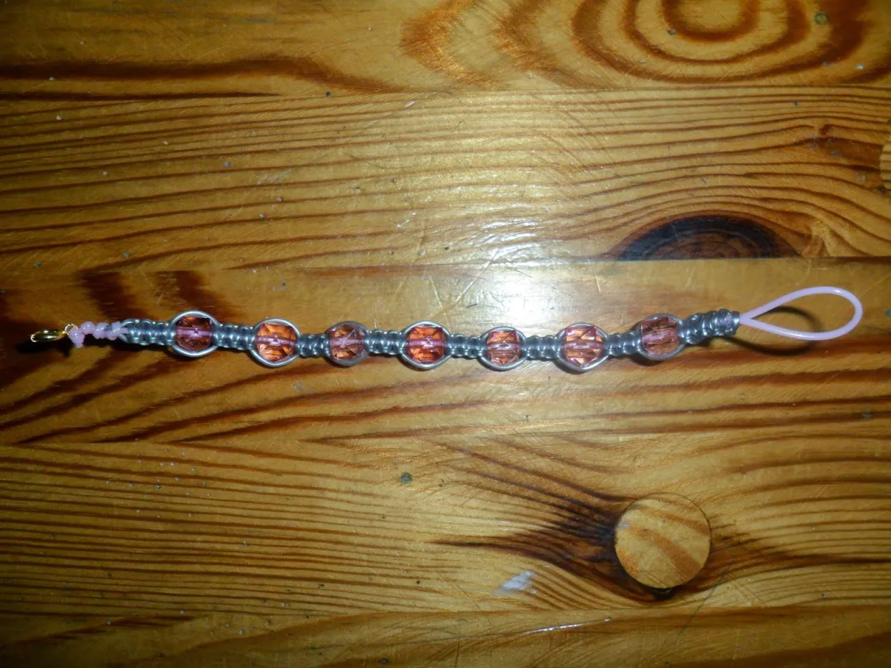 Zdjęcie Jak zrobić bransoletkę z żyłek - proste kroki i ciekawe pomysły