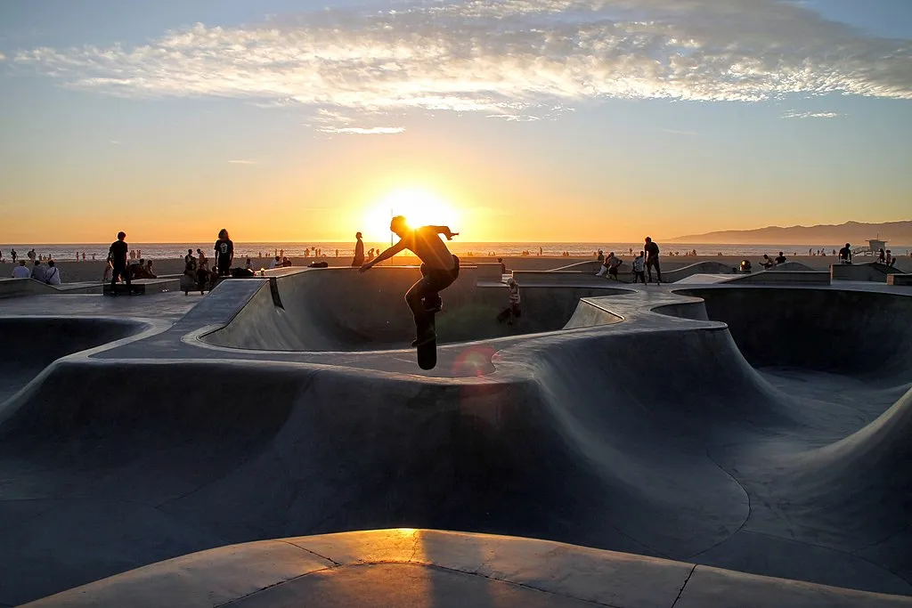Zdjęcie Skatepark w Venice Beach: Historia, zasady i atrakcje dla skaterów