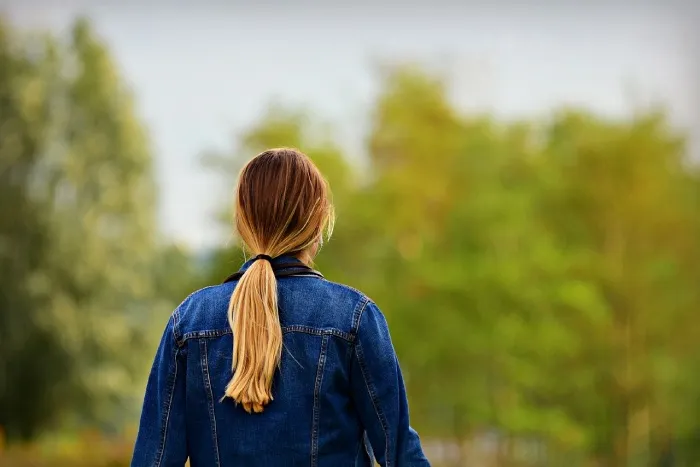 Zdjęcie Modne stylizacje z kurtką jeansową, które zachwycą każdego