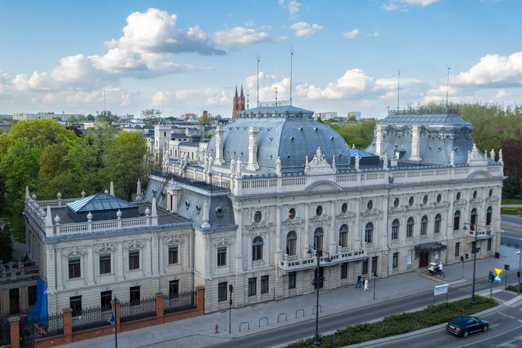 Zdjęcie Gdzie można polecieć z Łodzi na majówkę? Odkryj najlepsze destynacje