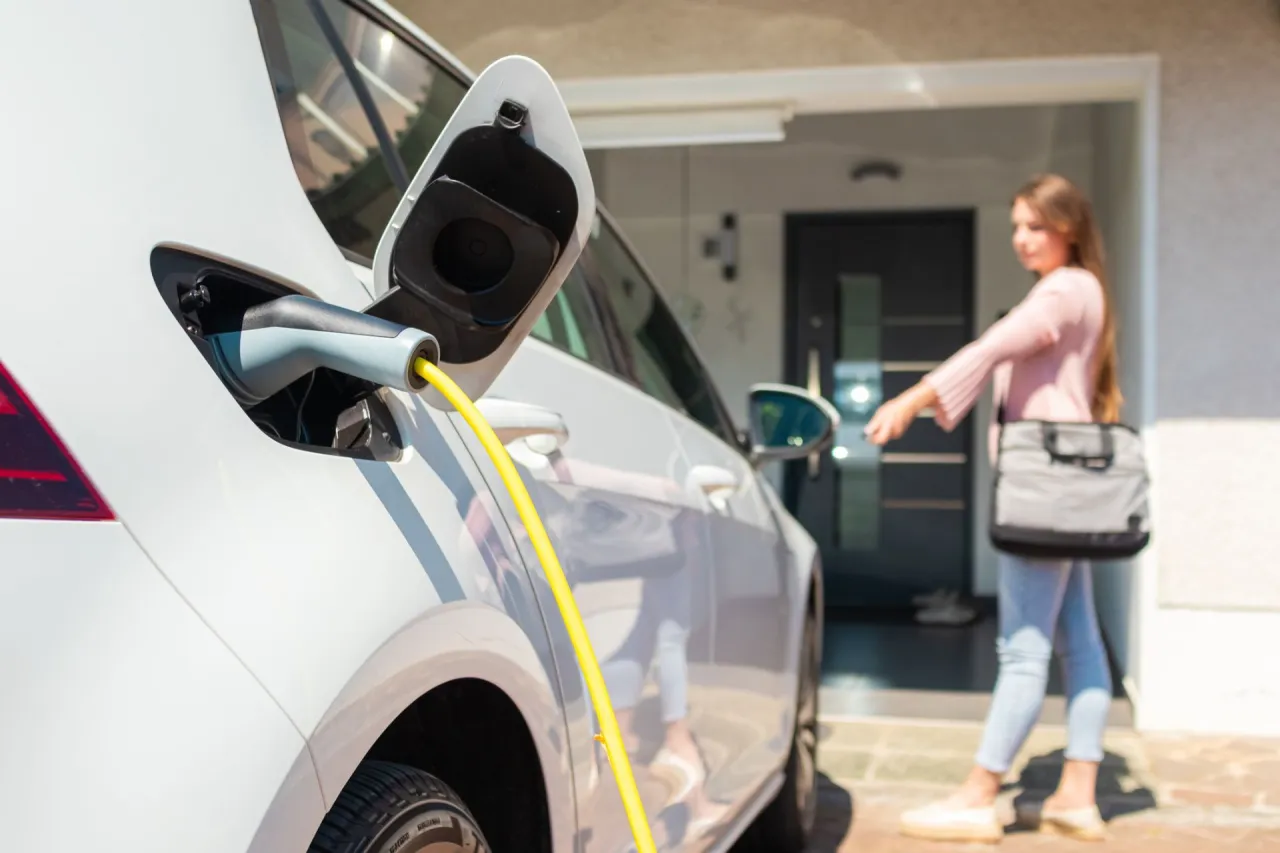 Zdjęcie Jak ładować samochód elektryczny w domu bez zbędnych kosztów?