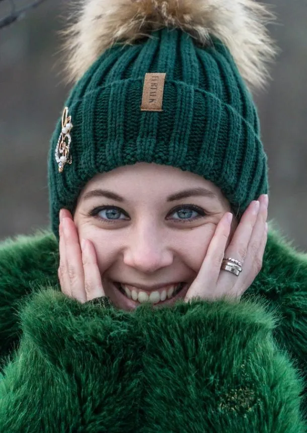 Zdjęcie Jaką czapkę dobrać do zielonej kurtki? 5 stylowych propozycji