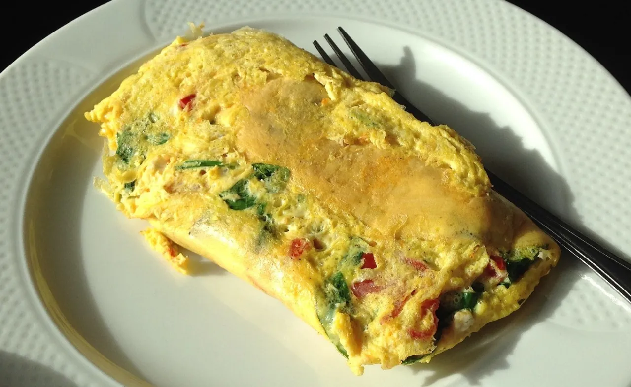 Zdjęcie Ile kcal ma omlet z 2 jajek? Sprawdź, jak dodatki wpływają na kalorie!