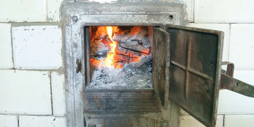 Zdjęcie Czy można palić drewnem w piecu na pellet? Praktyczne porady i zagrożenia