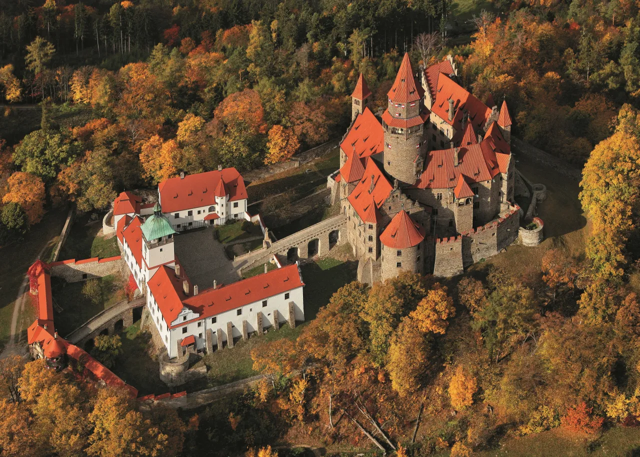 Zdjęcie Zamek w Bouzovie: Fascynująca historia i atrakcje turystyczne