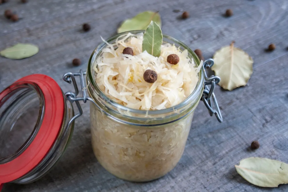 Zdjęcie Ile dni kisi się kapusta? Sprawdź, jak uzyskać idealną kiszonkę