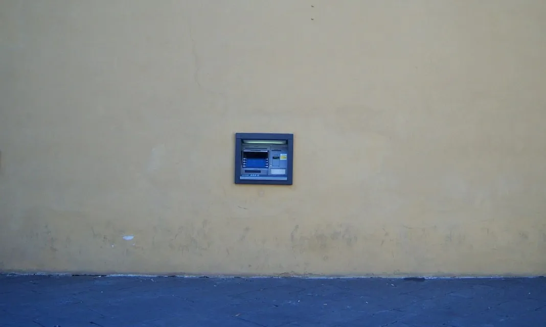 Zdjęcie Jak wziąć debet w bankomacie i uniknąć nieprzyjemnych niespodzianek