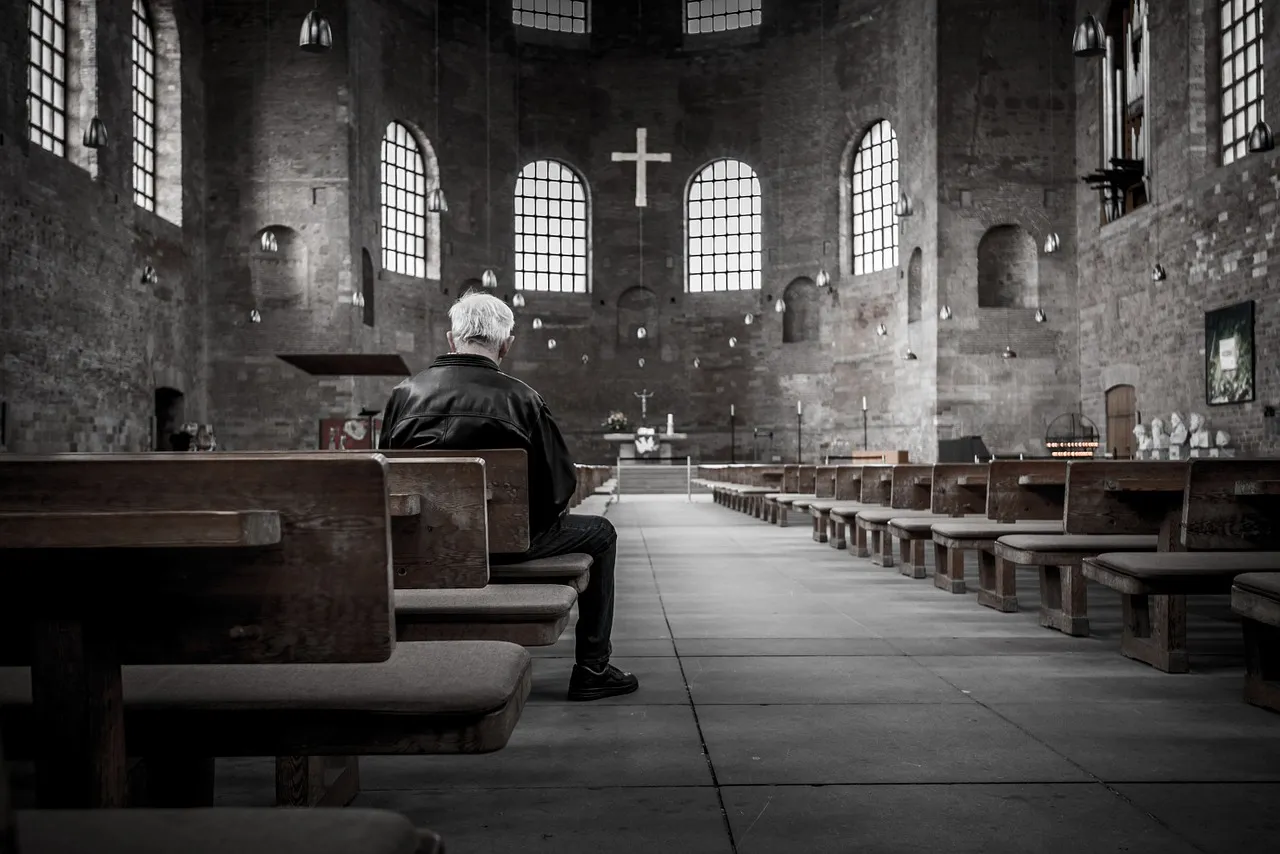 Zdjęcie Msza święta kiedy wstawać - kluczowe momenty dla wiernych podczas liturgii