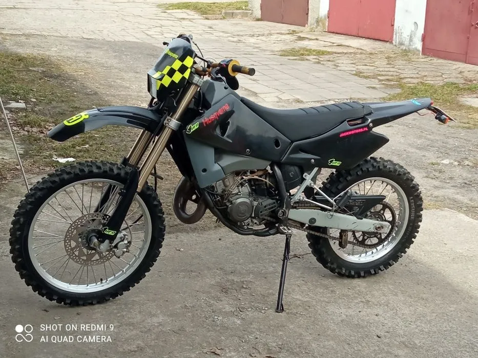 Zdjęcie Husqvarna WRE 125 - mocny motocykl dual sport z doskonałymi osiągami