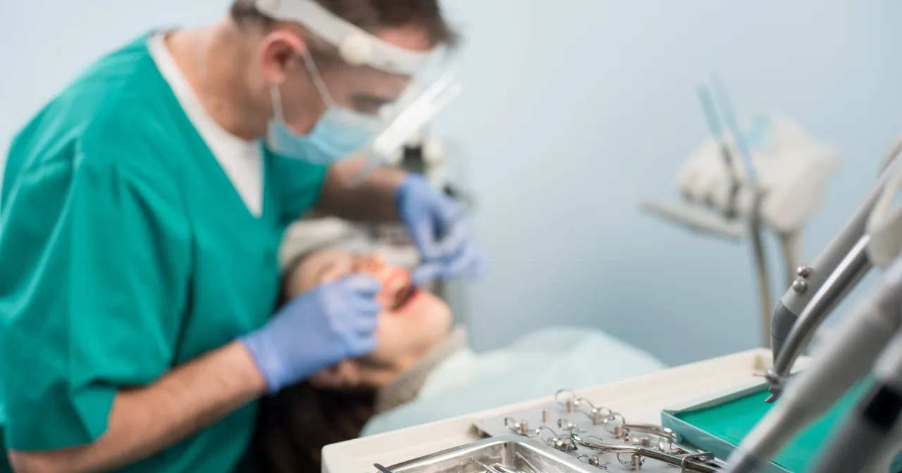 Zdjęcie Ile po wizycie u dentysty nie można jeść? Sprawdź, dlaczego warto czekać