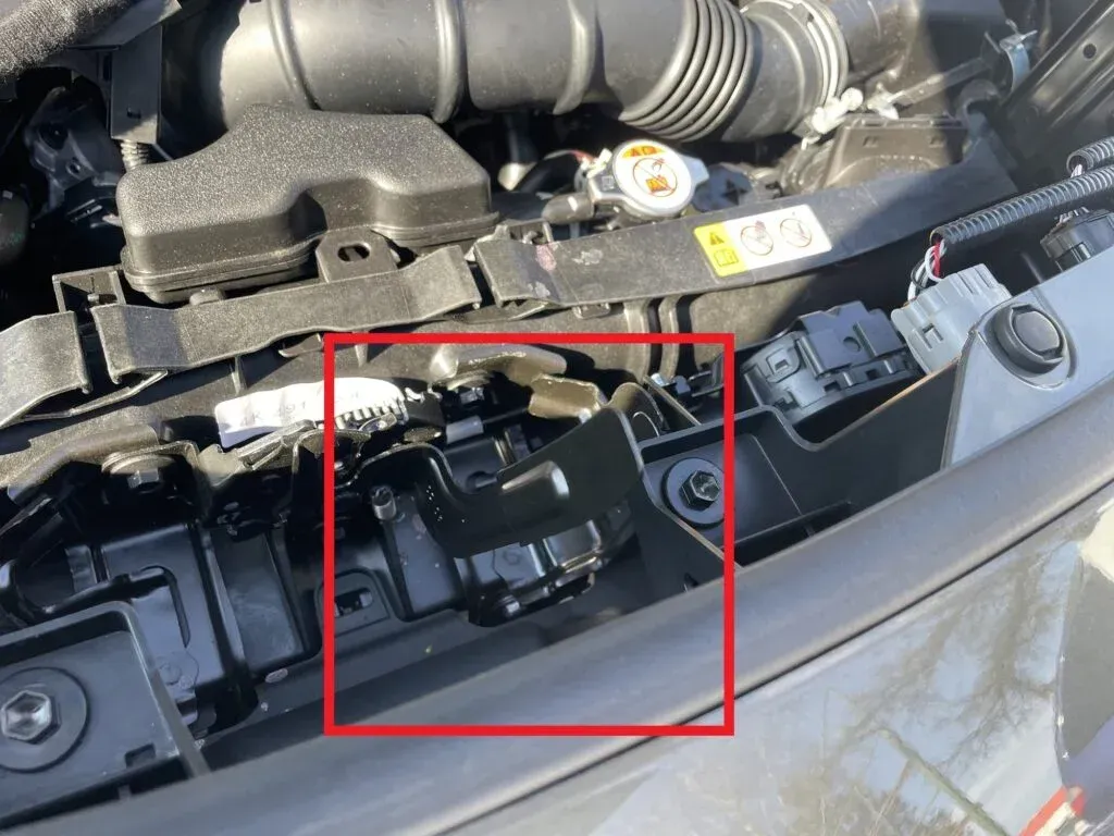 Zdjęcie Jak wymienić żarówkę w Toyota Yaris - proste kroki, uniknij problemów