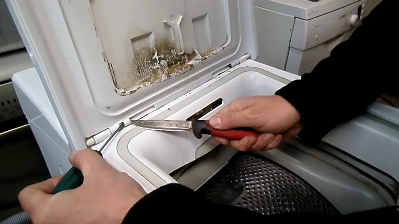 Zdjęcie Jak zdjąć obudowę pralki ładowanej od góry - uniknij kosztownych napraw