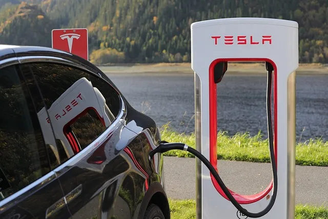 Zdjęcie Czy Tesla potrzebuje benzyny? Odkryj prawdę o samochodach elektrycznych