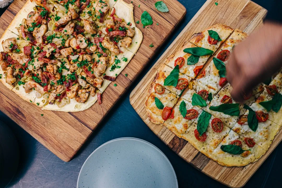Zdjęcie Ile waży pizza 30 cm? Zaskakujące różnice w wadze i kaloriach