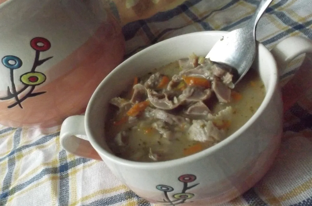 Zdjęcie Zupa z żołądków drobiowych a&#039;la flaczki – łatwy przepis na smaczne danie