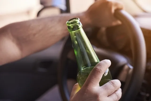 Zdjęcie Czy można pić alkohol w samochodzie? Poznaj przepisy i konsekwencje