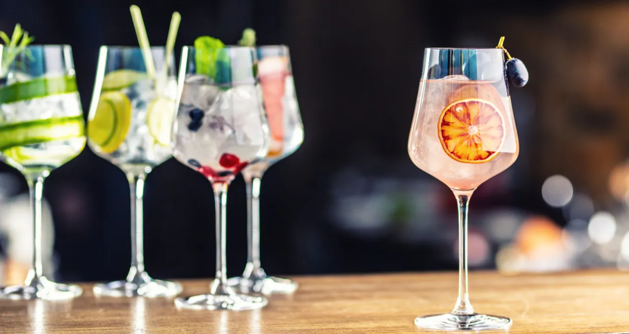 Zdjęcie Najlepsze drinki z blue gin, które zaskoczą Twoje kubki smakowe