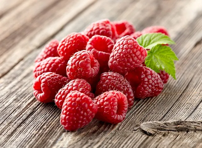 Zdjęcie Ile kcal mają maliny? Sprawdź, co naprawdę kryją te owoce!