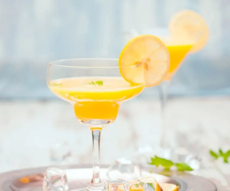 Zdjęcie Najlepsze drinki z wódką mango, które zachwycą Twoich gości