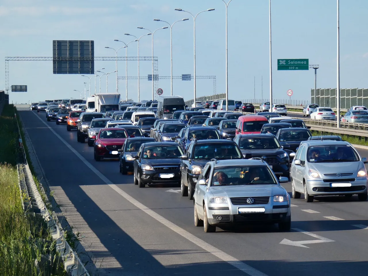 Zdjęcie Ile samochodów osobowych jeździ po Polsce? Aktualne dane i trendy