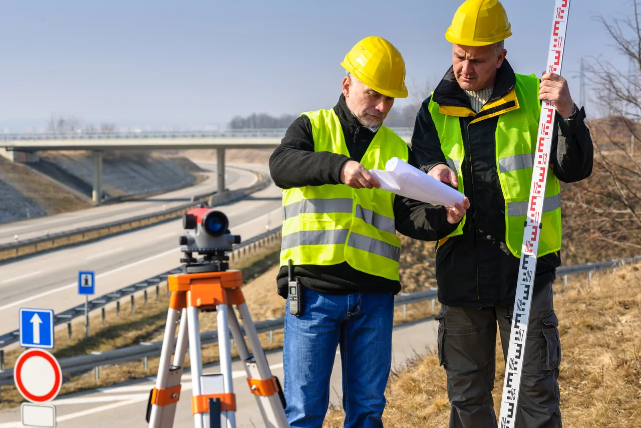 Zdjęcie Kto to jest geodeta? Zrozumienie roli i znaczenia w geodezji
