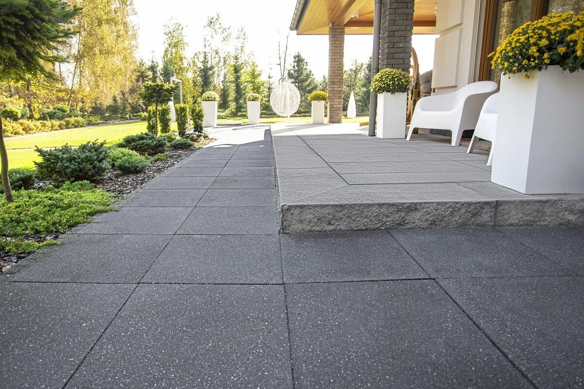 Zdjęcie Skuteczne sposoby na to, czym zabezpieczyć kostkę brukową przed uszkodzeniami