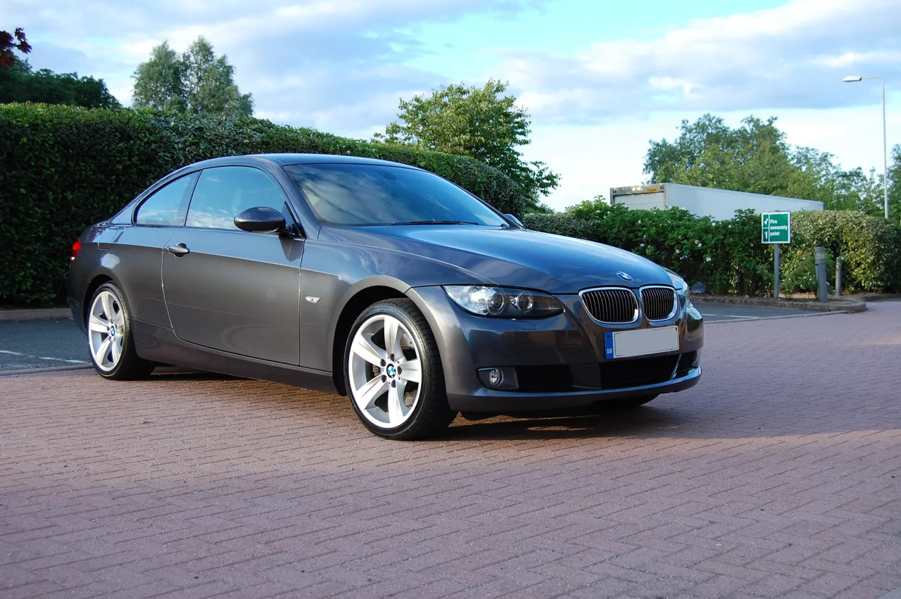 Zdjęcie Wszystko, co musisz wiedzieć o BMW E92 330i: dane, osiągi i opinie użytkowników