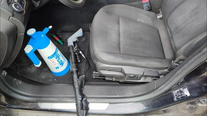 Zdjęcie Jak usunąć zacieki z wody na tapicerce samochodowej skutecznie i tanio