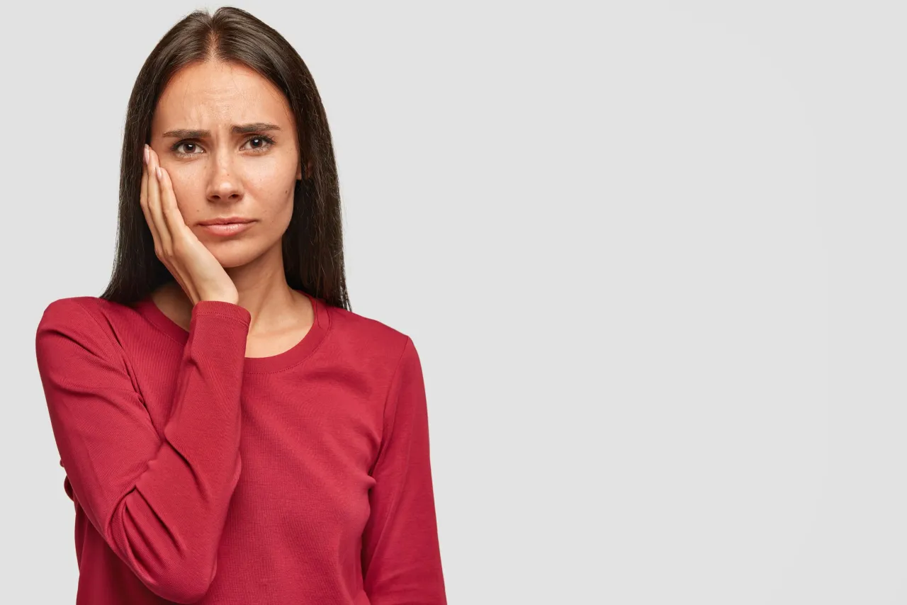 Zdjęcie Jak długo utrzymuje się ból po wszczepieniu implantu zęba? Fakty i porady