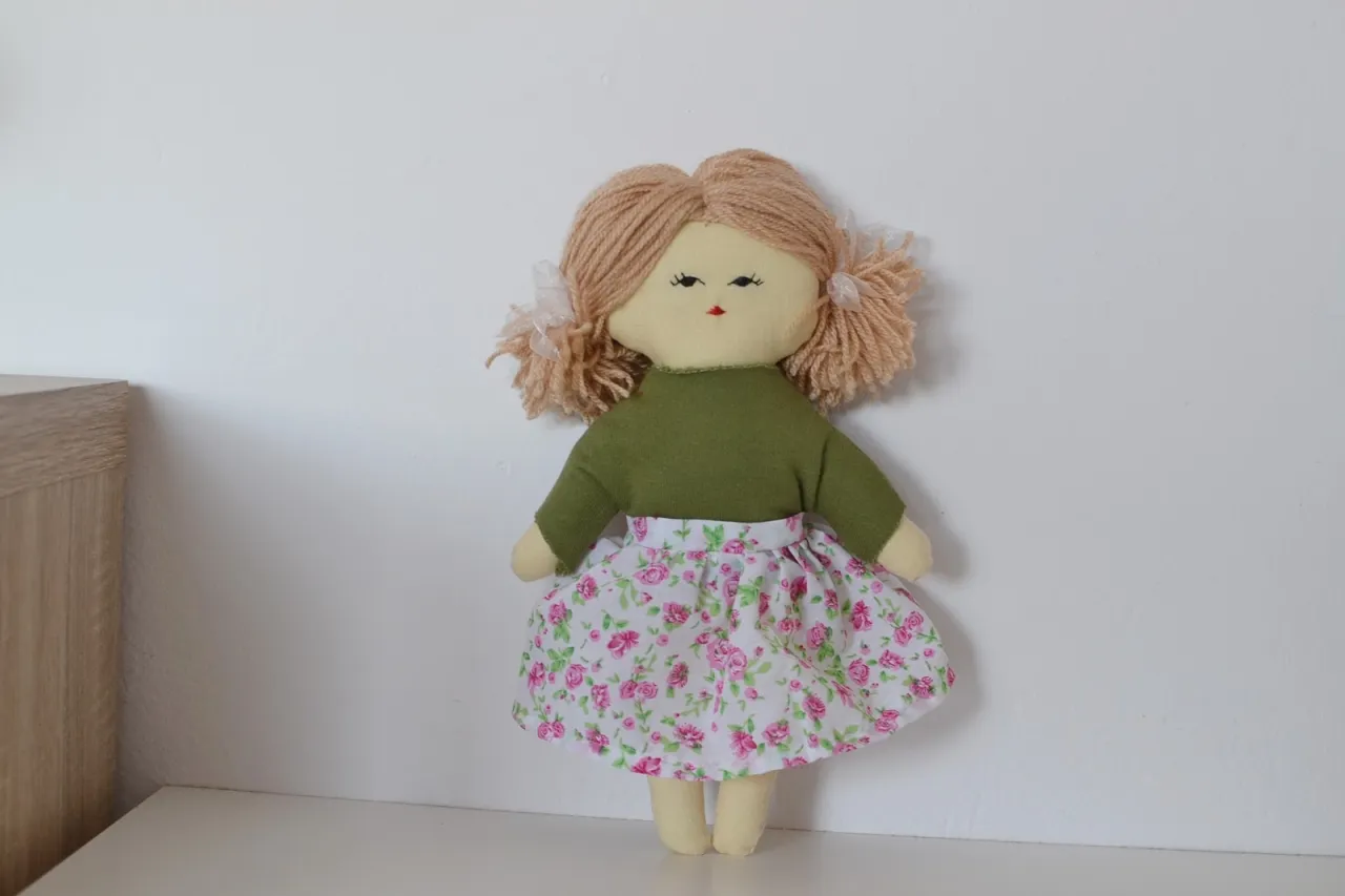 Zdjęcie Jak uszyć lalkę przytulankę - proste kroki do stworzenia wyjątkowej zabawki