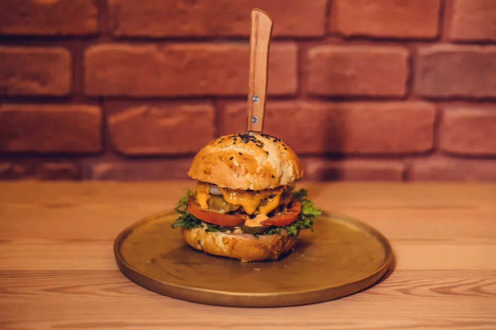 Zdjęcie Ile waży hamburger? Zaskakujące różnice w wadze i kaloriach