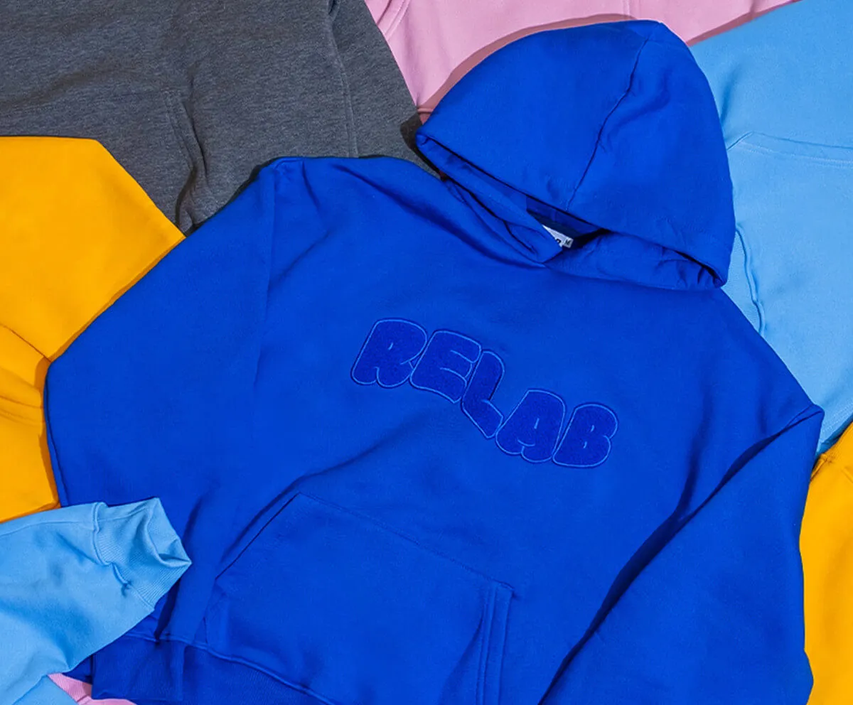 Zdjęcie Ile kosztuje wyprodukowanie bluzy? Sprawdź, co wpływa na cenę