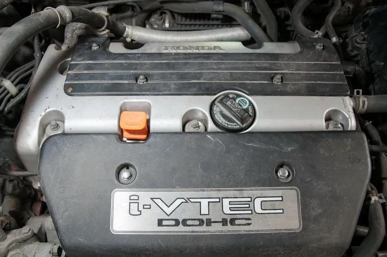Zdjęcie Gdzie jest filtr oleju w Honda CR-V 2.0 benzyna? Znajdź go łatwo