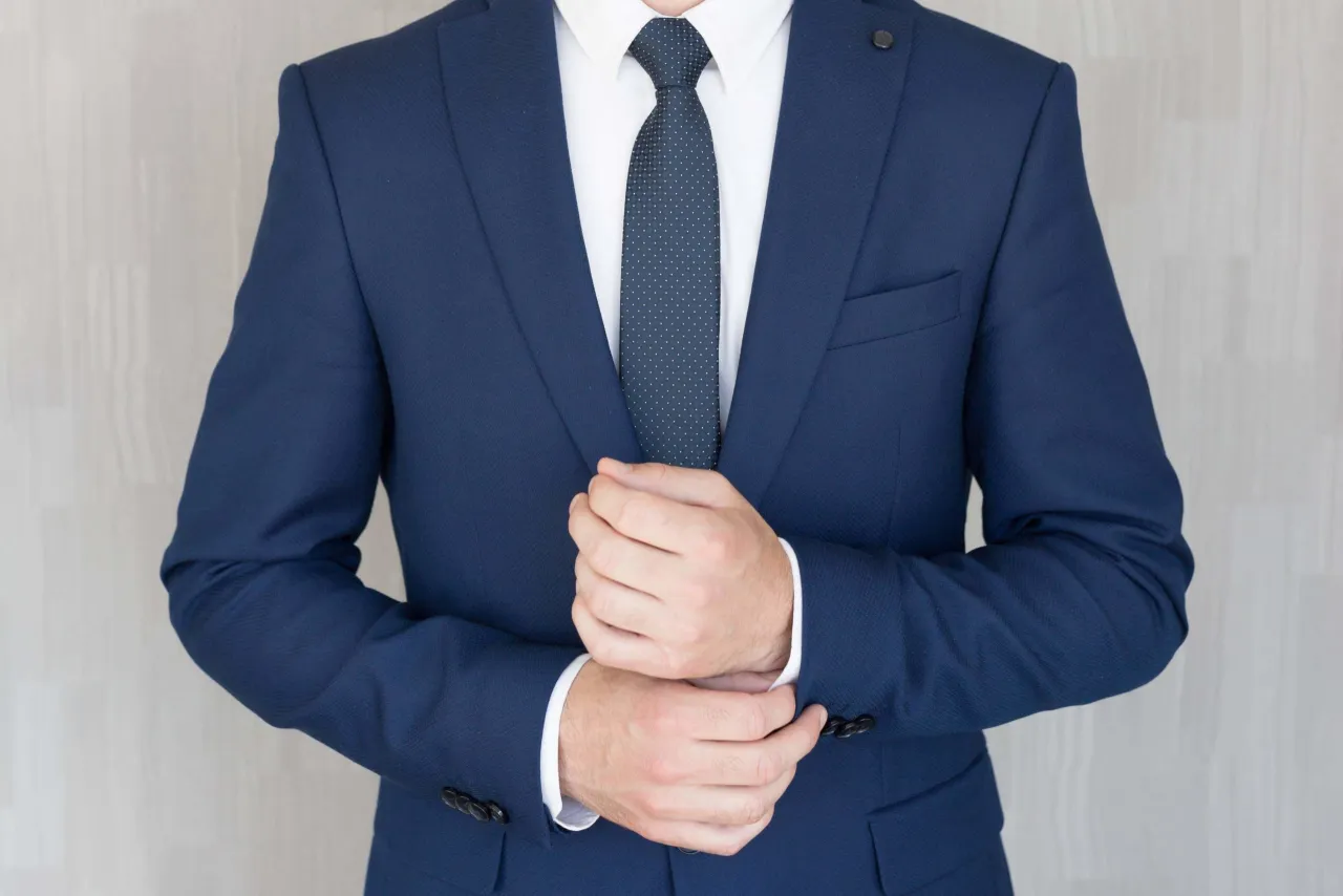 Zdjęcie Jaki krawat do granatowego garnituru i białej koszuli na wesele, aby wyglądać elegancko?