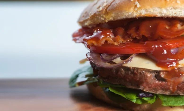 Zdjęcie Ile kcal ma burger drwala? Zaskakujące różnice w kaloryczności!